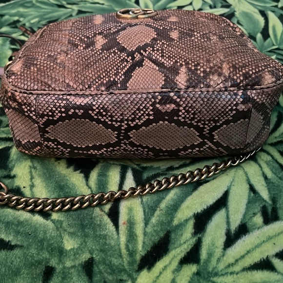 GUCCi Marmont medium size shoulder bag in rosy beige python 🐍❣️GG - Picture 2 of 9